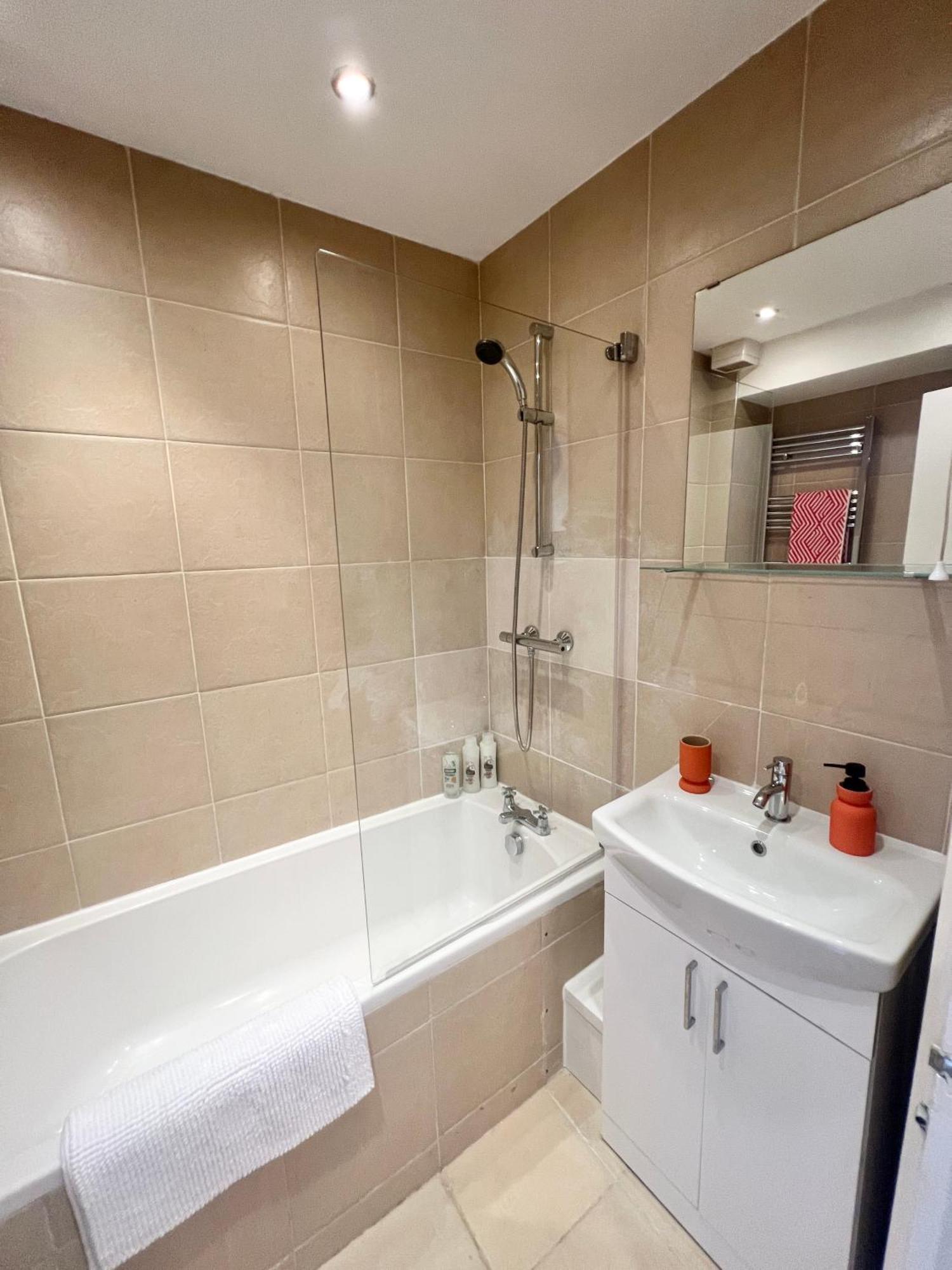 Charming Central Windsor 2 Bed Cottage Free Residents Parking And Private Garden Legoland Ascot Windsor Castle Thorpe Park Heathrow Airport Eksteriør billede